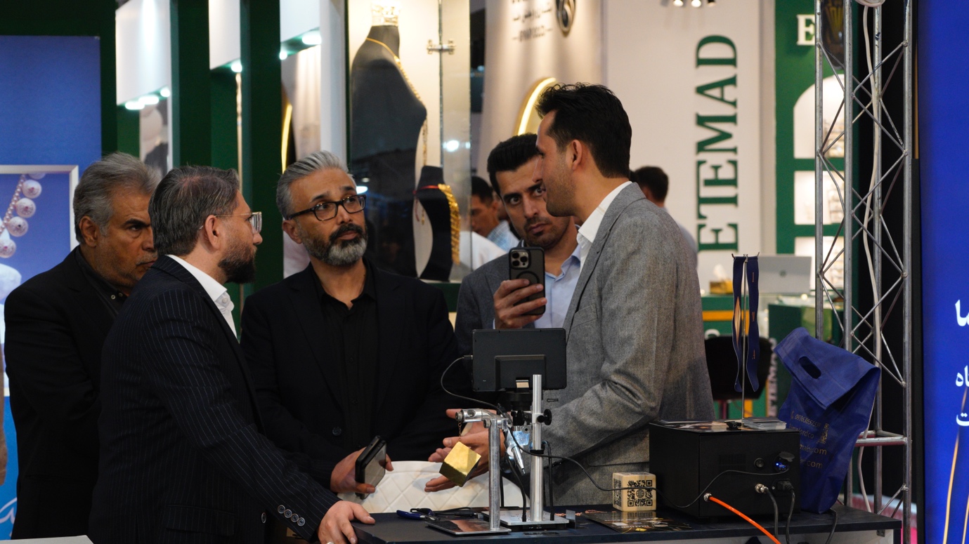 مهندس یگانه در غرفهی ایما