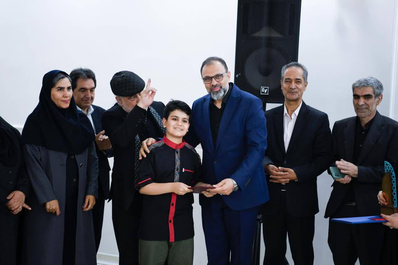 دکتر حسین گودرزی پور درحال تقدیر از علیرضا موسوی